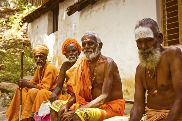 Saint Sadhu hommes en safran couleur vêtements bénédiction dans Shiva Temple . — Photo