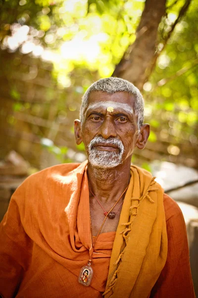 Heliga Jakob män i saffran färg kläder välsignelse i shiva temple. — Stockfoto