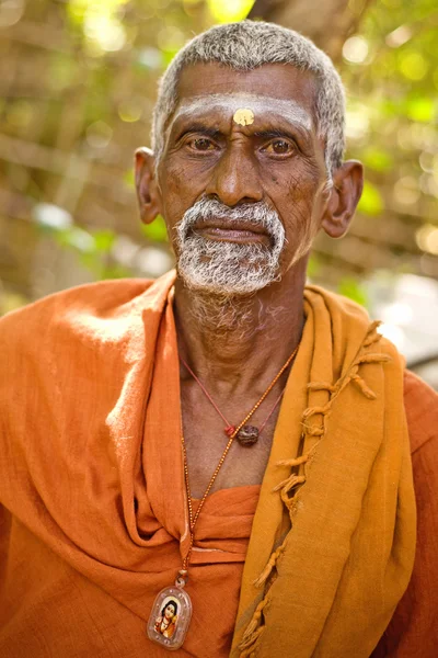 Holy Sadhu men in saffron color clothing blessing in Shiva Temple. — Stock Photo, Image