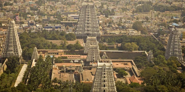 城市景观的城市和在 tiruvanumalai、 泰米尔纳德邦、 印度大寺 — 图库照片