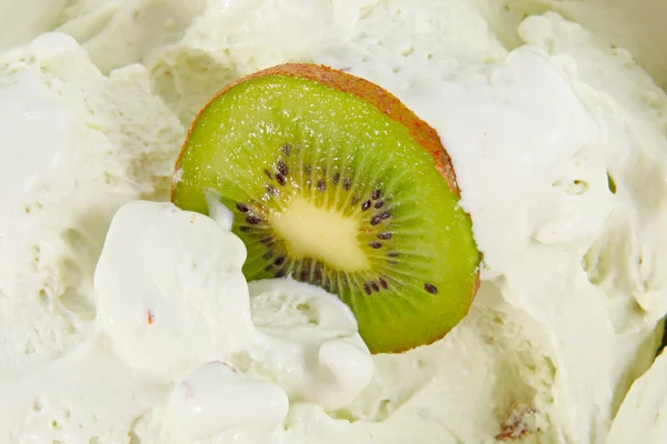 Gelado diferente com frutas — Fotografia de Stock