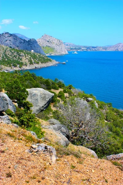 Удивительный пейзаж Черного моря и горы Карадаг в Крыму, Украина — стоковое фото