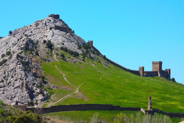 Подлинная крепость в Судаке, взятая в Крыму, Украина, май — стоковое фото