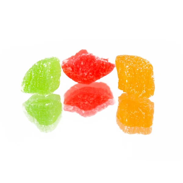 Doces de frutas multi-coloridas na superfície reflexiva — Fotografia de Stock