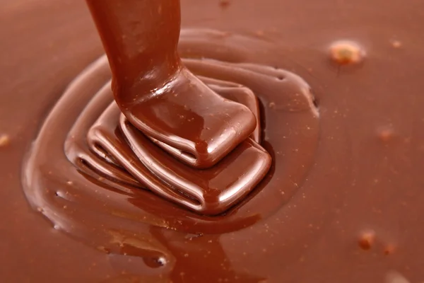 Ots de chocolate caindo de cima — Fotografia de Stock