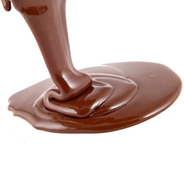 白い背景で隔離されたチョコレートの流れをクローズ アップ — ストック写真