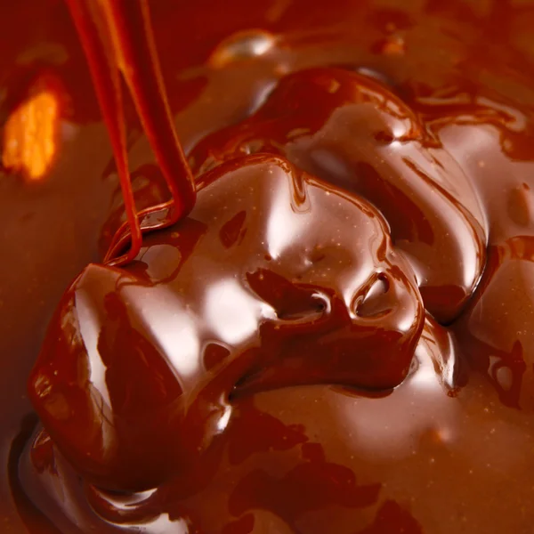 Наливання гарячого розтопленого шоколаду та горіхів мигдалю — стокове фото