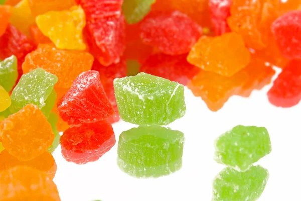 Фруктовые конфеты разноцветные на отражающей поверхности — стоковое фото