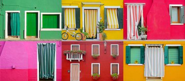 renkli binalar burano Adası güneşli sokak, İtalya