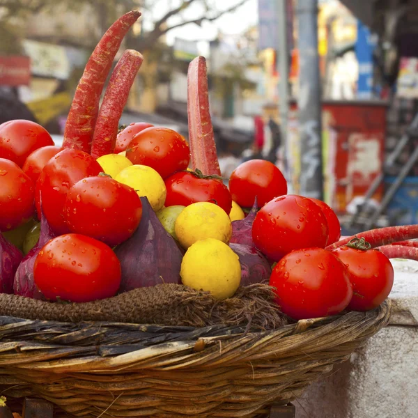 Divers légumes pour jus au marché aux légumes. Inde — Photo
