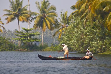 Durgun Kerala, Hindistan ın tekne-evi