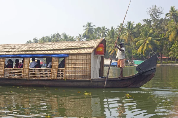 Casa flotante, barco turístico en los famosos remansos de Kerala —  Fotos de Stock