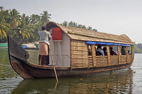 Casa flotante, barco turístico en los famosos remansos de Kerala —  Fotos de Stock