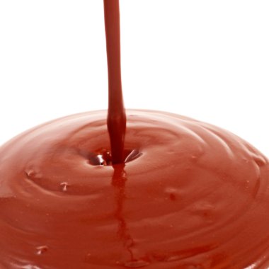 çikolata akışı beyaz zemin üzerine izole kapatmak