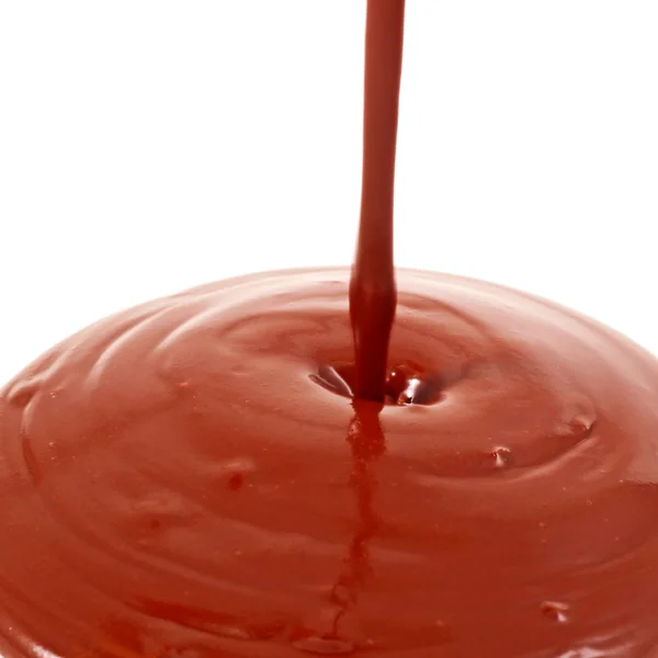 Közelről csokoládé áramlás elszigetelt fehér background — Stock Fotó