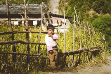 gorkha, nepal - 12 Kasım: evin yakınlarında gorkha bölgesinde, nepal 12 Kasım 2013 tarihinde alan yanında küçük gorkhas childr portresi