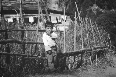 gorkha, nepal - 12 Kasım: evin yakınlarında gorkha bölgesinde, nepal 12 Kasım 2013 tarihinde alan yanında küçük gorkhas childr portresi