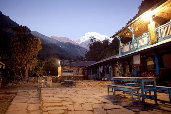 Nepal by i annapurna område, nepal, igen på solnedgången, natt — Stockfoto