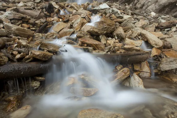 喜马拉雅山谷-尼泊尔喜马拉雅山的小瀑布 — 图库照片