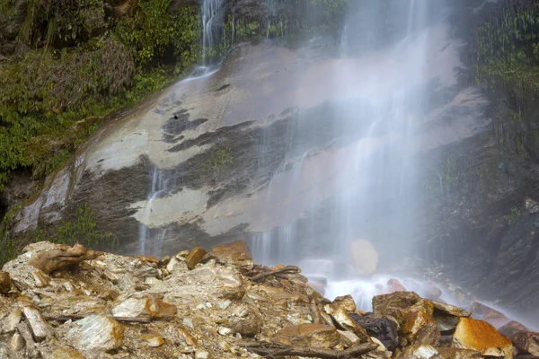 Malé vodopády v himálajských údolí - Nepál, Himaláje — Stock fotografie