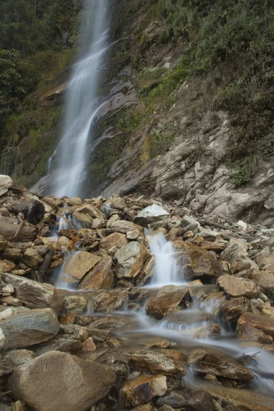Pequeñas cascadas en el valle del Himalaya - Nepal, Himalaya —  Fotos de Stock