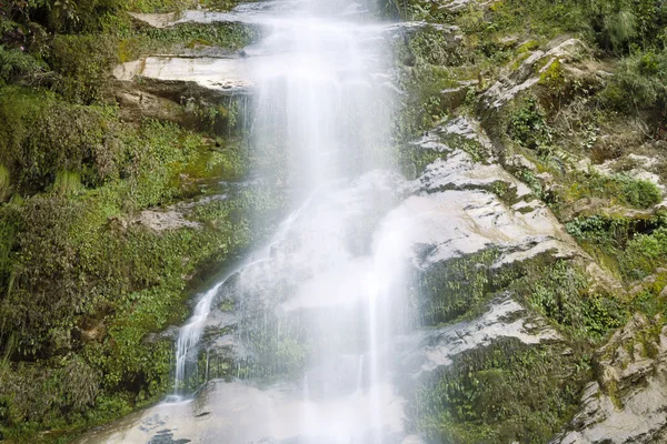 Pequeñas cascadas en el valle del Himalaya - Nepal, Himalaya — Foto de Stock