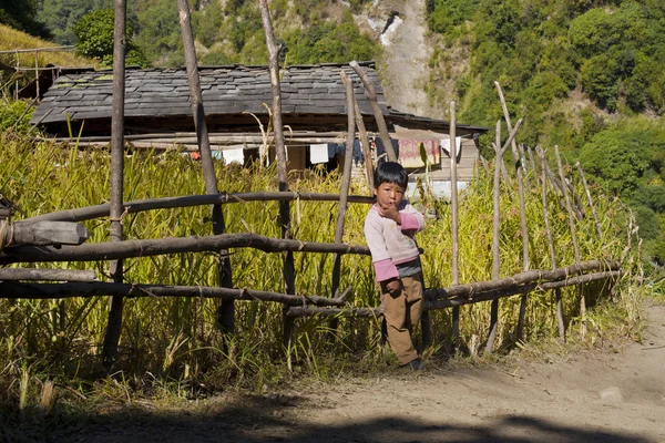 Gorkha, nepal - 12. November: Porträt des kleinen Gorkhas-Kindes in der Nähe des Hauses in der Nähe des Feldes am 12. November 2013 im gorkha District, nepal — Stockfoto