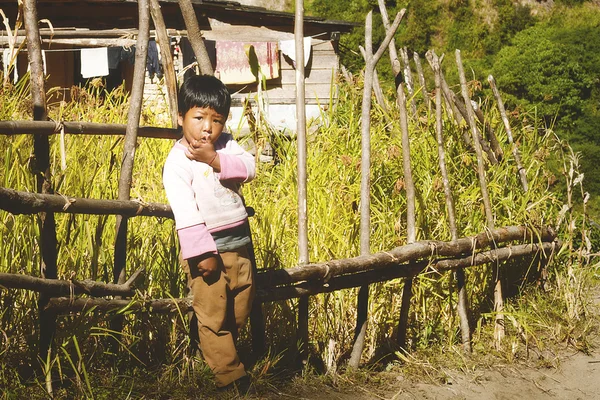 ГОРКА, НЕПАЛ - 12 НОЯБРЯ: Портрет маленького горького ребенка возле дома рядом с полем 12 ноября 2013 года в районе Горха, Непал — стоковое фото