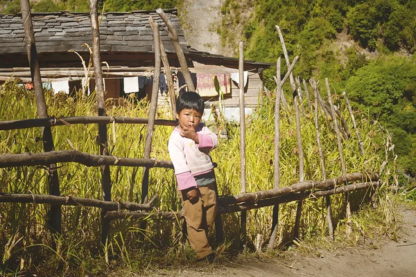 GORKHA, NEPAL - NOVEMBER 12: Portrait of small gorkhas childr near the house near field on november 12, 2013 in Gorkha District, Nepal — Stock Photo, Image