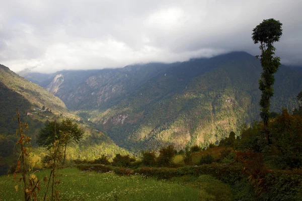 ネパール ・ アンナプルナ地域ヒマラヤ山脈の美しい風景 — ストック写真