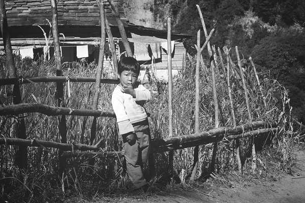 gorkha, nepal - 12 Kasım: evin yakınlarında gorkha bölgesinde, nepal 12 Kasım 2013 tarihinde alan yanında küçük gorkhas childr portresi