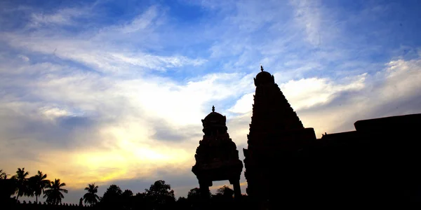 Zachód słońca i rihadeeswarar świątynia w thanjavur, tamil nadu, Indie. jeden Światowego Dziedzictwa UNESCO. — Zdjęcie stockowe