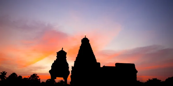 Zachód słońca i rihadeeswarar świątynia w thanjavur, tamil nadu, Indie. jeden Światowego Dziedzictwa UNESCO. — Zdjęcie stockowe
