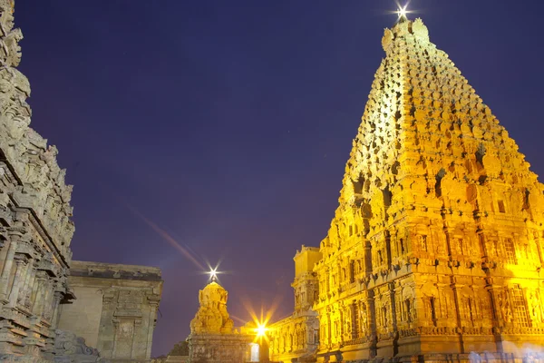 Thanjavur brihadeeswarar chrám v noci. jeden z světového dědictví UNESCO. — Stock fotografie