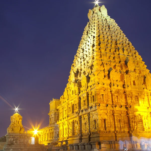 Templo de Thanjavur Brihadeeswarar por la noche. Uno de los sitios del patrimonio mundial . —  Fotos de Stock