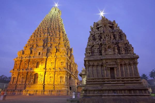 Thanjavur brihadeeswarar tempel in de nacht. een van de world heritage sites. — Stockfoto