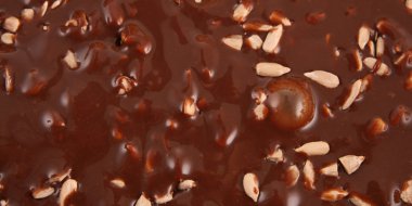 sıcak dökülen erimiş çikolata ile ayçiçeği tohumu