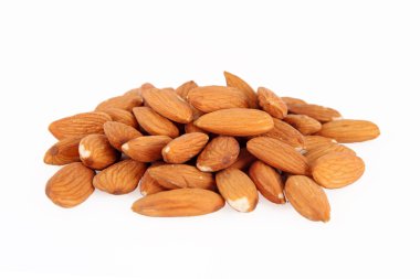 Beyaz arkaplanda izole edilmiş badem fıstıkları