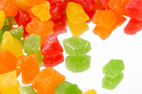 Fruit candy multi-gekleurde op het reflecterende oppervlak — Stockfoto