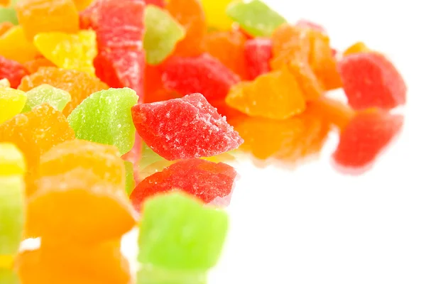 Doces de frutas multi-coloridas na superfície reflexiva — Fotografia de Stock