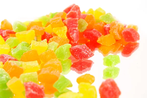Fruit candy multi-gekleurde op het reflecterende oppervlak — Stockfoto