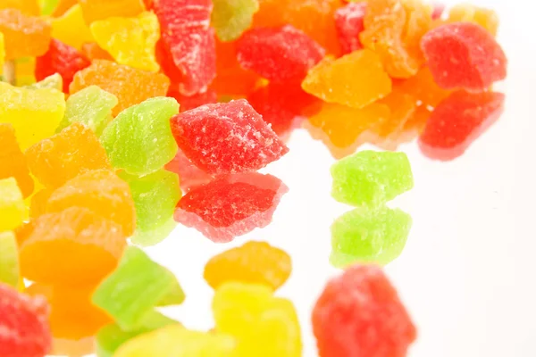 Fruit candy multi-gekleurde op het reflecterende oppervlak — Stockfoto