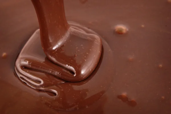 Schokolade fällt von oben — Stockfoto