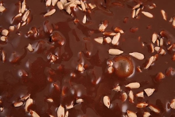 Verter chocolate caliente derretido con semillas de girasol — Foto de Stock