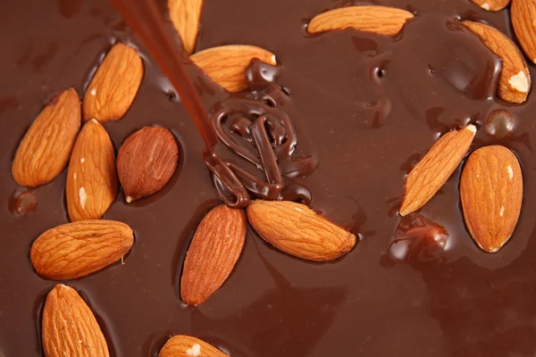 Horké nalil roztavené čokolády a mandlí ořechy — Stock fotografie