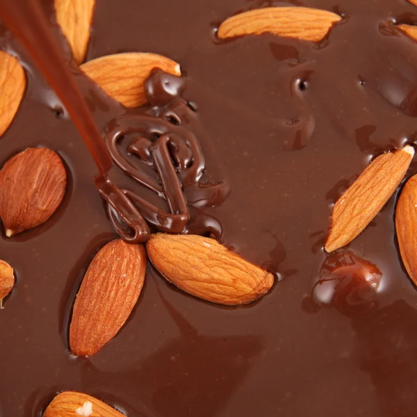 Versare la cioccolata calda fusa e le mandorle — Foto Stock