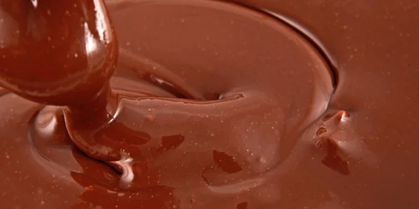 Шоколад, падающий сверху — стоковое фото