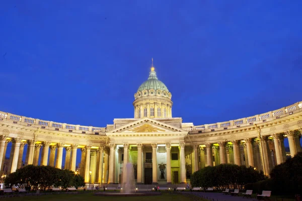 Night panorama of the cathedral with pillars in the center of St. Petersburg (Russia) — Stock Photo, Image