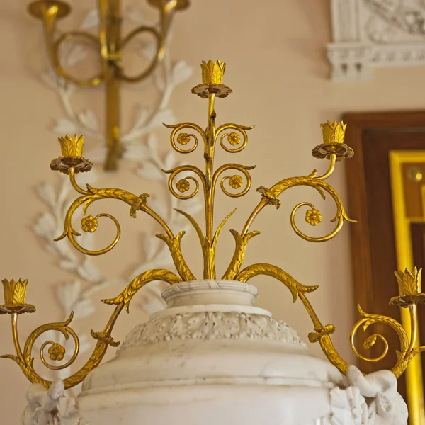 Antieke gouden kandelaar in paleis — Stockfoto