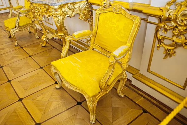 Elegantes Sofa aus gelben Gämsen — Stockfoto